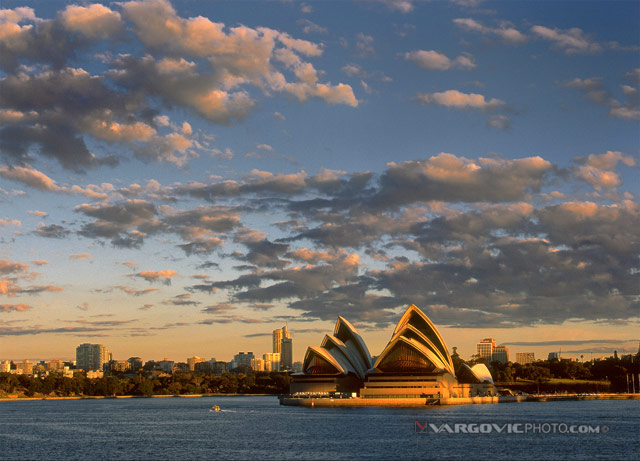 Oi-Sun-Well-Done_Sydney_New-South-Wales_Australia_Harbour-Bridge_Opera-House_Vargovic-Photo