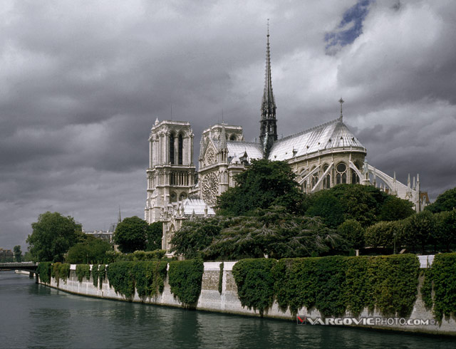 Waiting-For-Quasimodo_France_Notre-Dame_Siene-River_By-Vargovic-Photo