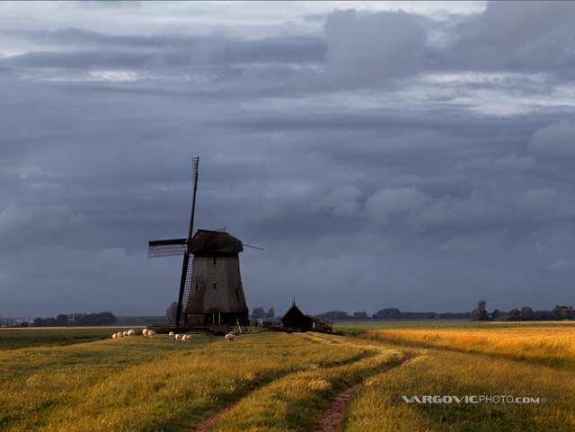 Sleepy-Dutch-Afternoon_Holland-North_The-Netherlands_Windmil-On-The-Sunset_By-Vargovic-Photo