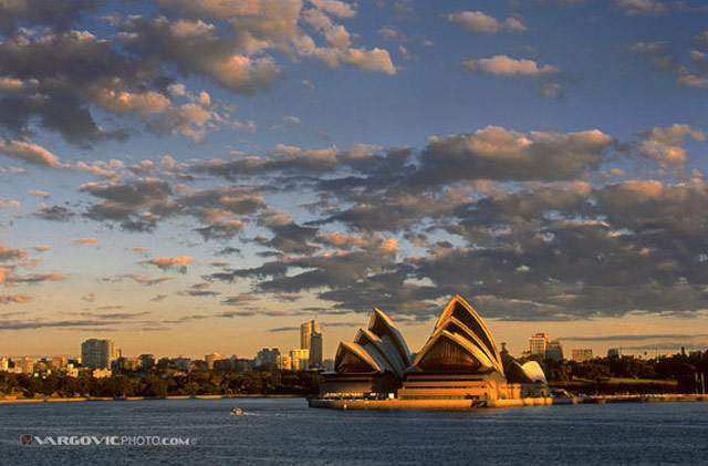 Oi-Sun-Well-Done_Sydney_New-South-Wales_Australia_Harbour-Bridge_Opera-House_Vargovic-Photo